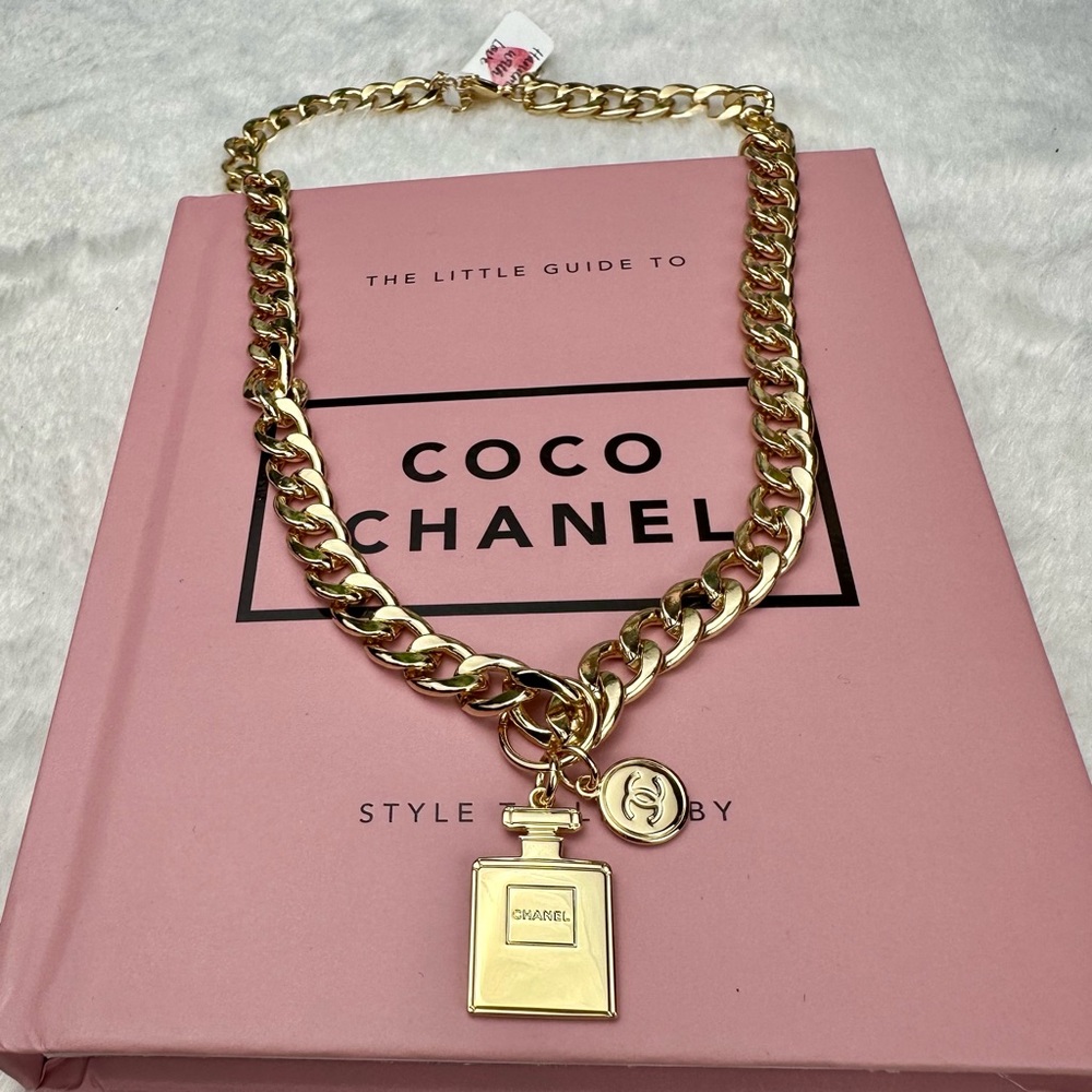 CHANEL charm from the novelty beauty line. Free chain - Picture 2 of 2